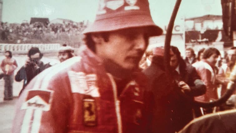 Lauda in bucket hat